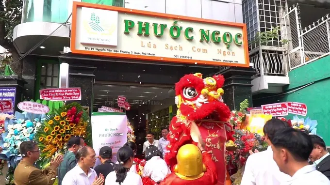 cua-hang-gao-sach-phuoc-ngoc-tung-bung-trong-ngay-khai-truong-2131.jpg