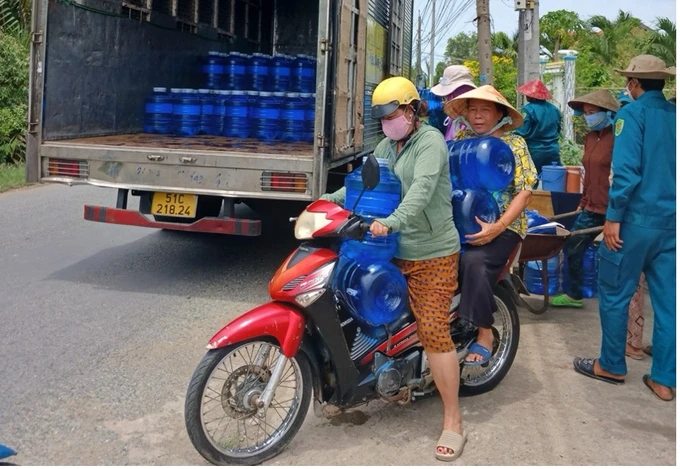 Công ty Coca-Cola Việt Nam đem nước uống miễn phí đến với bà con vùng nước nhiễm mặn tỉnh Long An