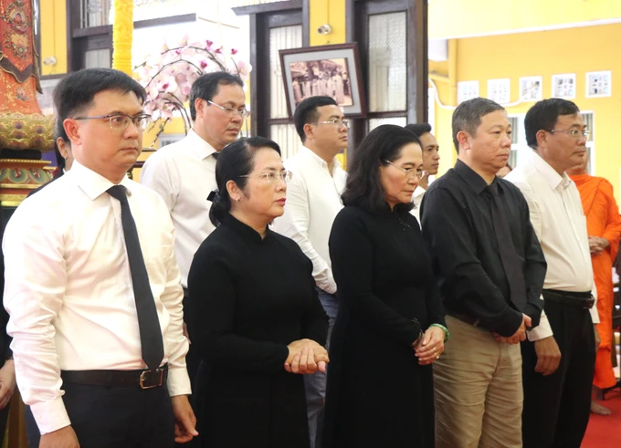 Đoàn đại biểu TPHCM do đồng chí Nguyễn Thị Lệ làm trưởng đoàn đến viếng Trưởng lão Hòa thượng Thích Hiển Tu