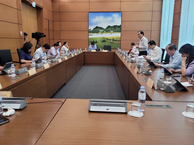 Đại biểu Quốc hội thảo luận chiều 17-6. Ảnh: PHAN THẢO Thảo luận tổ.jpg