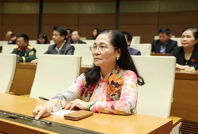 Các đại biểu bấm nút thông qua. Ảnh: QUANG PHÚC Các đại biểu bấm nút thông qua luật.jpg