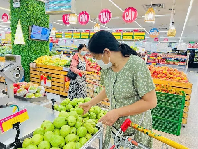 Người dân mua hàng hóa tại Co.opmart Huế.jpg