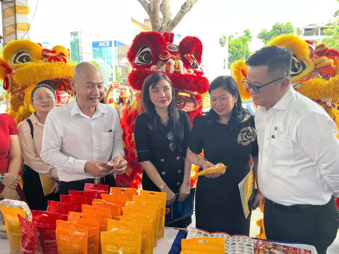 Ông Nguyễn Nguyên Phương, Phó Giám đốc Sở Công thương TPHCM cùng các đại biểu tham quan gian hàng bình ổn giá ngày 10-12 Mr Phương.jpg