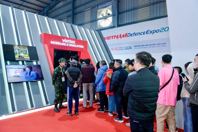 Khách tham quan xếp hàng chờ đến lượt trải nghiệm hệ thống mô phỏng bắn súng trong không gian 3D của Viettel tại triển lãm Ban sung 3D-VT 4.jpg