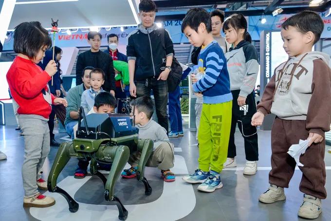 Trình diễn robot của Viettel tại triển lãm Ban sung 3D-VT 5.jpg