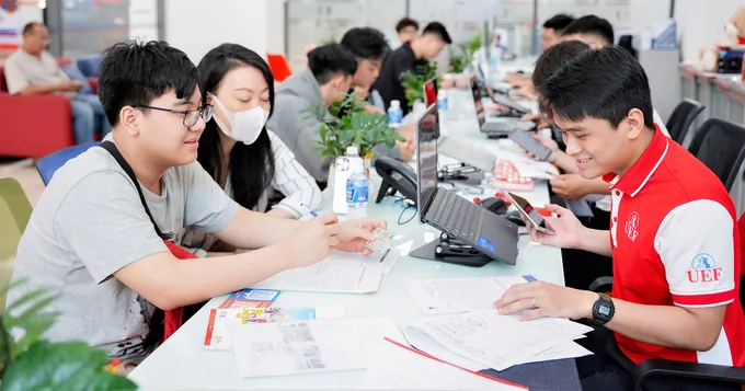 Thí sinh đăng ký xét tuyển bằng điểm học bạ tại Trường ĐH Kinh tế Tài chính TPHCM T4b.jpg