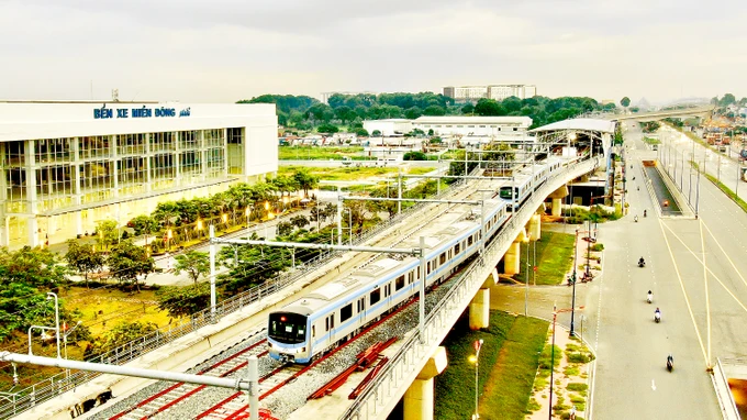 Tuyến metro số 1 đoạn qua Bến xe Miền Đông mới, TP Thủ Đức, TPHCM. Ảnh: HOÀNG HÙNG