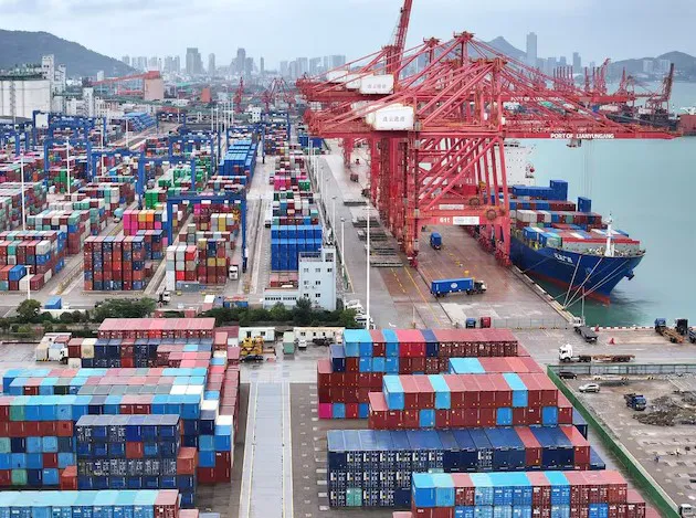 Hàng hóa tại cảng biển Lianyungang ở TP Giang Tô, Trung Quốc. Ảnh: REUTERS Y8b.jpg