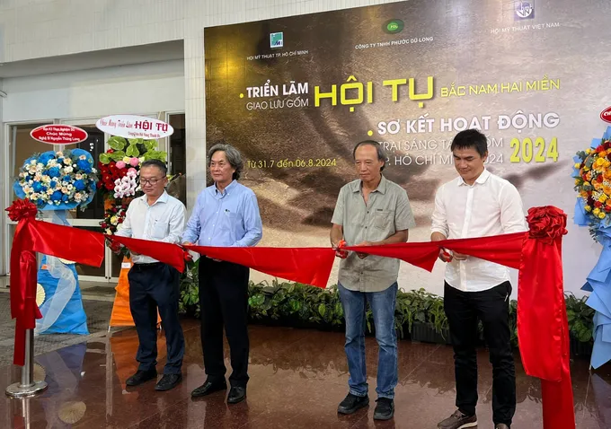Cắt băng khai mạc triển lãm “Giao lưu gốm hội tụ Bắc Nam hai miền” z5686261046811_76859accb035581f29a1a7a639a870e9.jpg