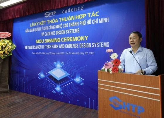 Vice Chairman of Ho Chi Minh City People&apos;s Committee Duong Anh Duc speaks at the event.
