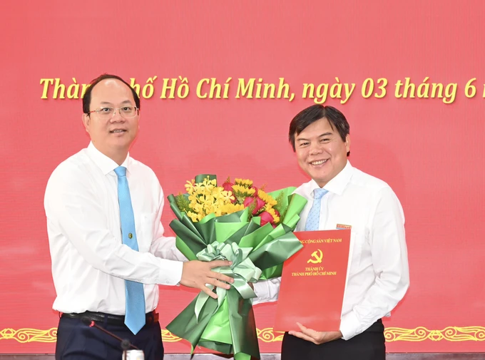 Phó Bí thư Thường trực Thành ủy TPHCM Nguyễn Hồ Hải trao quyết định của Ban Thường vụ Thành ủy TPHCM về điều động, bổ nhiệm đồng chí Tăng Hữu Phong. Ảnh: VIỆT DŨNG