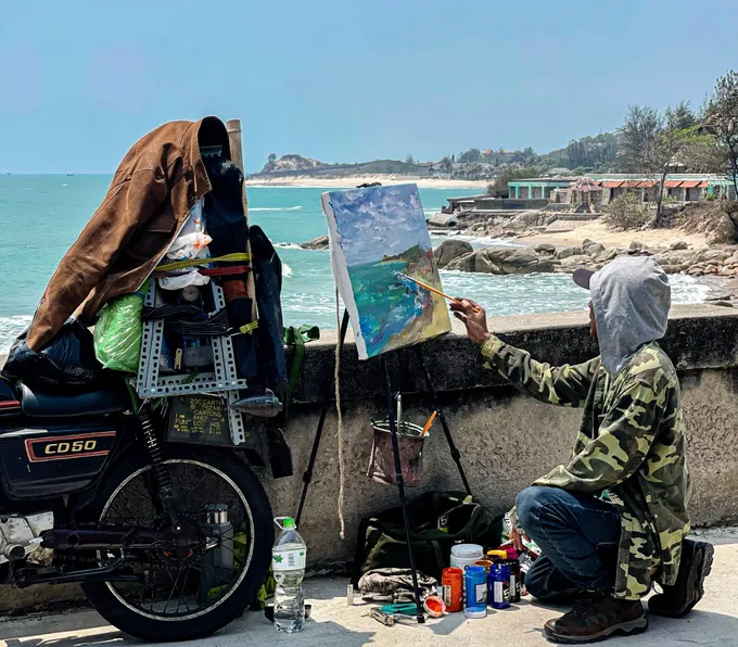Anh Mạnh cùng chiếc xe máy đi dọc vùng biển miền Trung. Ảnh: TRẦN VĂN MẠNH phuot 1.jpg