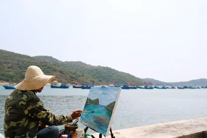 Anh Mạnh và hành trình vẽ tranh trực họa (vẽ tranh tại hiện trường). Ảnh: TRẦN VĂN MẠNH phuot 14.jpg