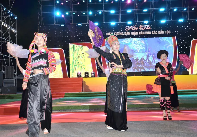 Đoàn tỉnh Lai Châu với phần trình diễn văn hóa đặc sắc của dân tộc Hà Nhì nghệ nhân