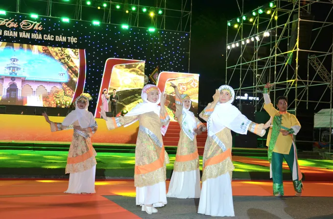 Đoàn tỉnh An Giang trình diễn nét đẹp văn hóa dân tộc Chăm Islam hội thi