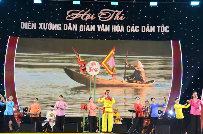 Đoàn tỉnh Quảng Ngãi trình diễn hội bài chòi hội thi