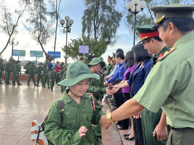穿著整齊軍裝的小朋友們正在為軍隊學期課程做好準備。 (圖:蘭玉)