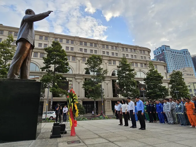 Đoàn Đại biểu dâng hòa Chủ tịch Hồ Chí Minh d6ang-hoa-2-5445.jpg