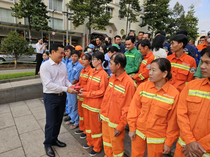 Phó Chủ tịch UBND TPHCM Bùi Xuân Cường tặng quà công nhân t8ang-qua-3205.jpg
