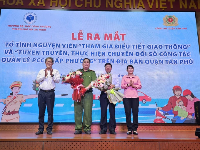 Bí thư Quận ủy Quận Tân Phú Lê Thị Kim Hồng và Phó Chủ tịch UBND quận Tân Phú Nguyễn Công Chánh tặng hoa chúc mừng cho Đại tá Nghiêm Văn Út, Trưởng Công an quận Tân Phú và NGƯT. PGS.TS Nguyễn Xuân Hoàn, Hiệu trưởng Trường Đại học Công thương TPHCM