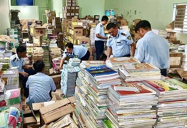 Một vụ sản xuất sách giả được cơ quan chức năng phát hiện tại tỉnh Hậu Giang hồi tháng 7-2024. Ảnh tư liệu IMG_1742.jpeg