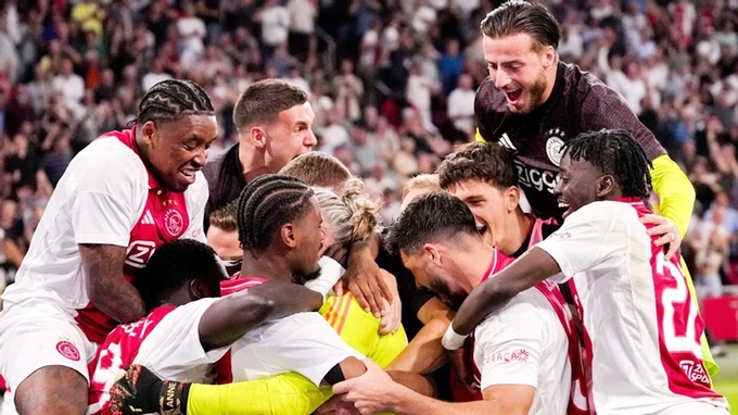 Ajax mừng chiến thắng trong ngày UEFA xác nhận kỷ lục loạt sút luân lưu dài nhất.