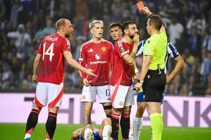 Bruno nhận thẻ đỏ thứ 2 chỉ trong vòng 5 ngày 2 Bruno Fernandes bị đuổi khỏi sân trận thứ 2 liên tiếp khi Man.United hòa 3-3 trên sân Porto.