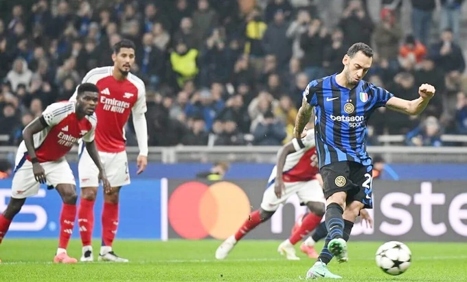 Arsenal thủng lưới bàn đầu tiên ở Champions League khi Hakan Calhanoglu sút thắng phạt đền giúp Inter Milan thắng 1-0.