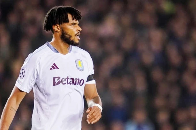 Trung vệ Tyrone Mings có trận đấu đáng quên khi là người trực tiếp mắc lỗi khiến Aston Villa bại trận