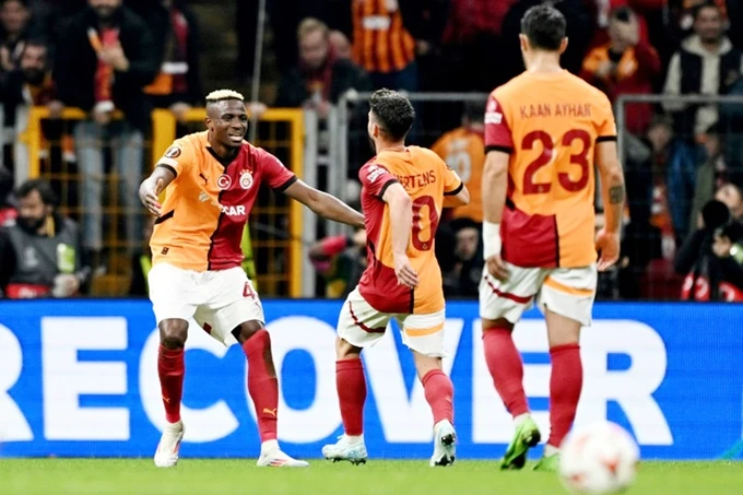 Victor Osimhen ghi 2 bàn khi Galatasaray buộc Tottenham nhận thất bại đầu tiên với chiến thắng 3-2 tại Istanbul.