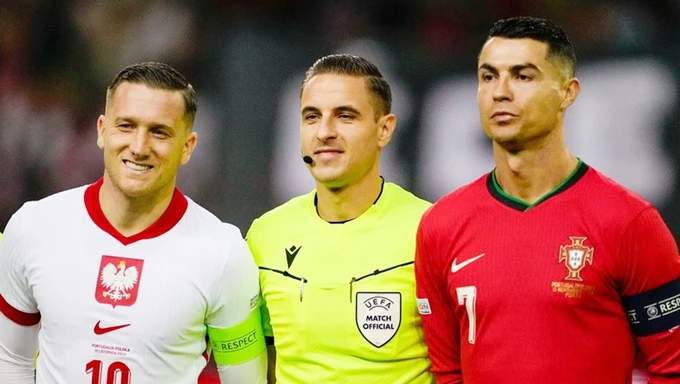 Piotr Zielinski khá thích thú khi chụp ảnh cạnh Cristiano Ronaldo trước trận đấu.