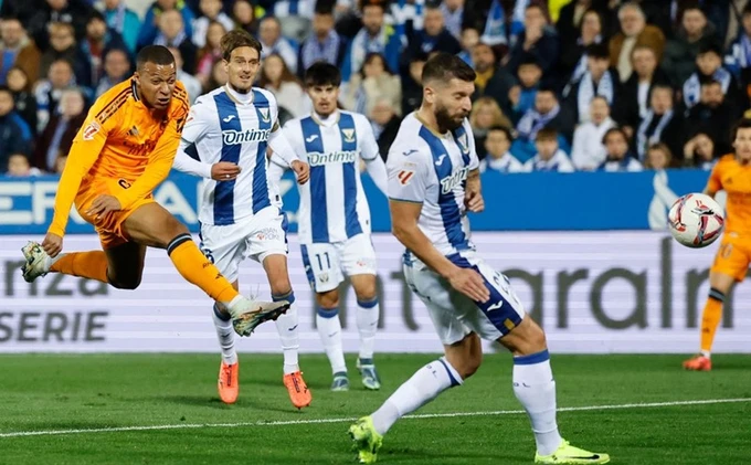 Kylian Mbappe trở thành vũ khí tấn công chủ chốt của Real Madrid sau khi Vinicius Junior chấn thương.