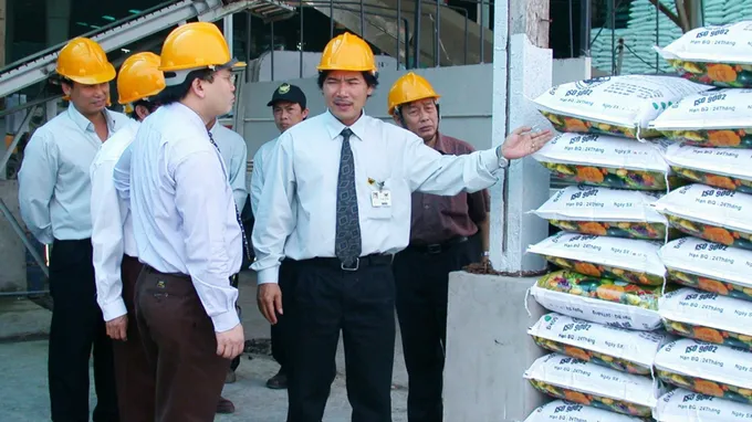 Nguyên Tổng Giám đốc Lê Quốc Phong (phải) giới thiệu thương hiệu Bình Điền với lãnh đạo Bộ Công thương image0-8364-9702.jpeg