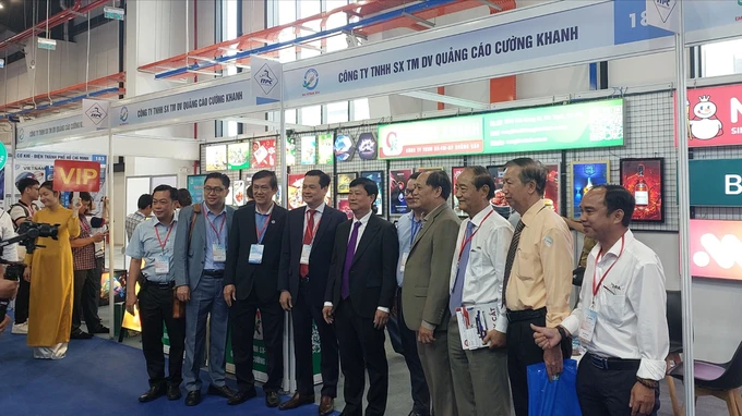 Các đại biểu tham quan Triển lãm Quốc tế Giấy và Bao bì Việt Nam - anh 2.jpg