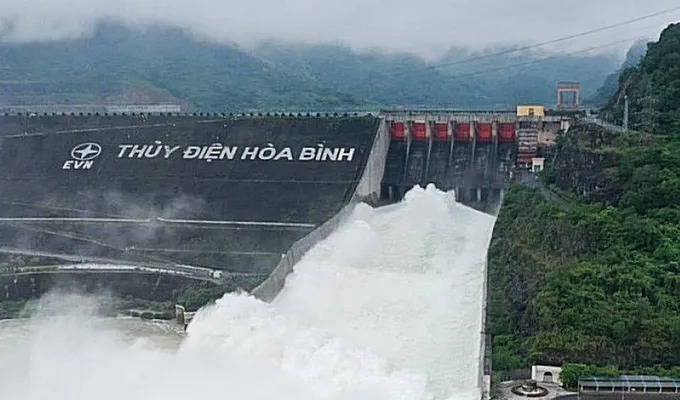 12 giờ ngày 24-9, đóng 1 cửa xả đáy còn lại hồ thủy điện Hòa Bình