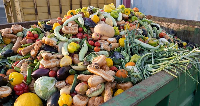 Theo số liệu của Bộ Nông nghiệp Mỹ, ước tính có khoảng 30%-40% thực phẩm ăn được bị lãng phí trở thành rác