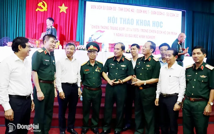 Thủ trưởng Bộ Tổng tham mưu và lãnh đạo tỉnh Đồng Nai cùng các nhân chứng, đại biểu dự hội thảo. Ảnh: N.HÀ (ĐNO)