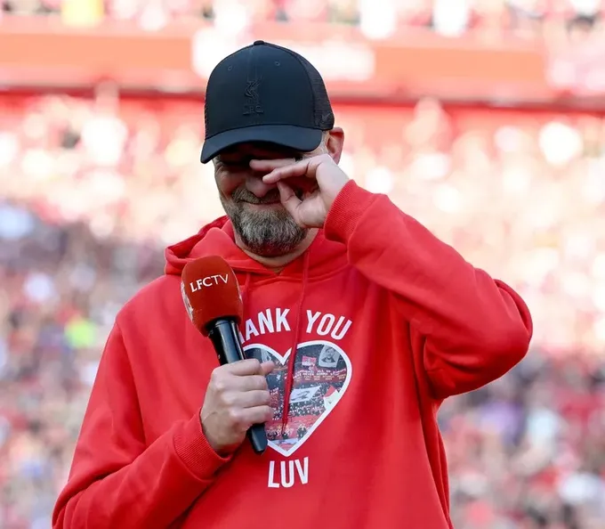 Salah ngó lơ, không thèm nói lời nào với Klopp trong lễ chia tay 1 Jurgen Klopp rơi nước mắt khi chia tay Liverpool