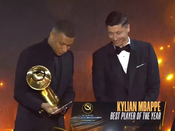 Kylian Mbappe received the award from Robert Lewandowski