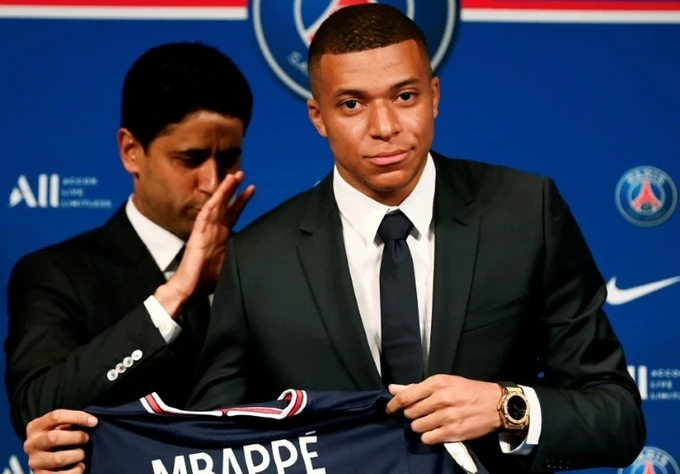 Kylian Mbappe signed a 2022 extension with an unhappy expression