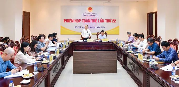 Quang cảnh phiên họp phap luat 8-5.jpeg