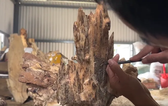 Trầm hương nguyên khối đang được tạo hình Screenshot (9).png