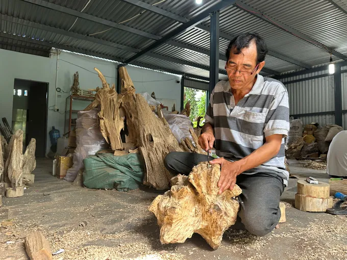 Ông Thuận đang xoi trầm z6098254512474_954a88bb2224205a901564eb05e18532.jpg
