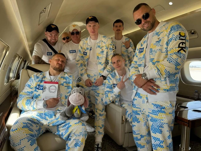 Usyk's team on the plane before landing, pay attention to the toy donkey next to the Ukrainian boxer...