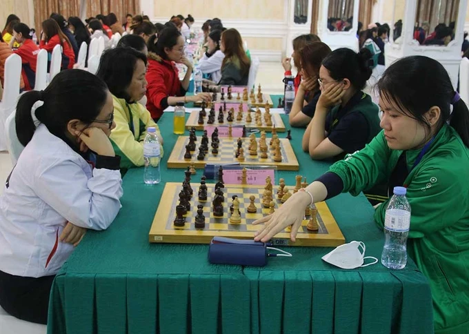 Phạm Lê Thảo Nguyên (áo xanh) đã có ngôi vô địch cờ nhanh nữ ở giải năm nay đang tranh tài tại Hà Nội. Ảnh: CỜ.VN