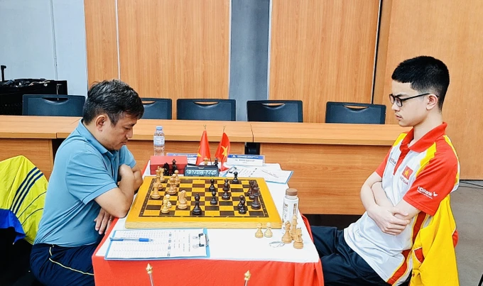 Đương kim vô địch quốc gia Bành Gia Huy (phải) đang thi đấu giải tại Quảng Ninh. Ảnh: MINH MINH