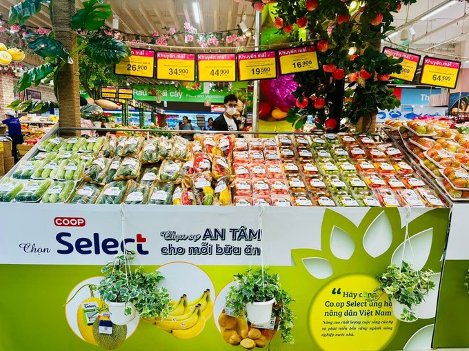 Agricultural products are displayed at Co.opmart. hang-nhan-rieng-coop-ngay-cang-duoc-khach-hang-ua-chuong-4853-1-8607.jpg.jpg