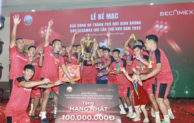 Bamboo FC vô địch sau chiến thắng nghẹt thở ở loạt sút luân lưu 11m. Ảnh: DŨNG PHƯƠNG