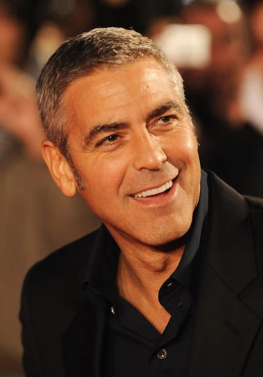 George Clooney sinh năm 1961, từng kết hôn với nữ diễn viên Talia Balsam vào năm 1989, ly dị năm 1993. Từ đó đến nay, Clooney chưa tái hôn mà chỉ hẹn hò với rất nhiều người đẹp nổi tiếng. Danh sách người tình của Clooney có Lisa Snowdon, Sarah Larson, Elisabetta Canalis...