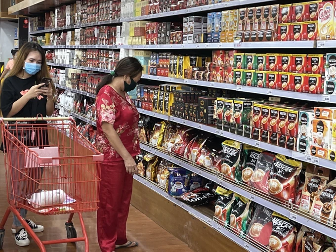 Hàng hóa Việt được bày bán trong hệ thống siêu thị Lotte Mart. Ảnh: HOÀNG HÙNG